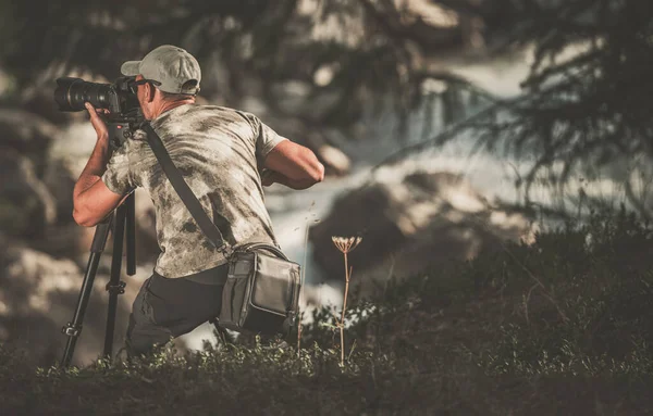 Kaukasische Männer Den Vierzigern Die Naturaufnahmen Mit Moderner Professioneller Digitalkamera — Stockfoto