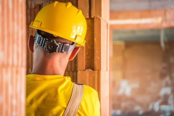 Trabajador Construcción Años Con Sombrero Duro Amarillo Cerca Tema Trabajo — Foto de Stock