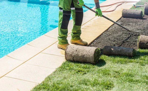 Trabalhador Paisagista Caucasiano Acabamento Piscina Livre Rodeando Por Instalação Novos — Fotografia de Stock