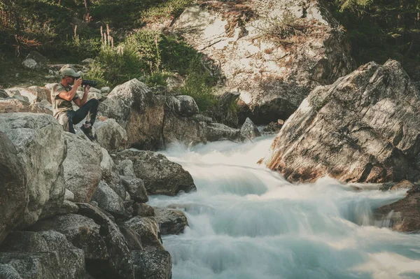 Fotografo Paesaggista Professionista Sulla Quarantina Che Scatta Foto Cascate Alpine — Foto Stock