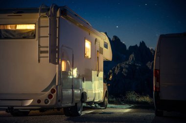 Alp Bölgesi 'nin ortasında karavan karavan kampı. Kampta Gece Vakti. Manzara Görünümü Karavan Parkı Sunumu.
