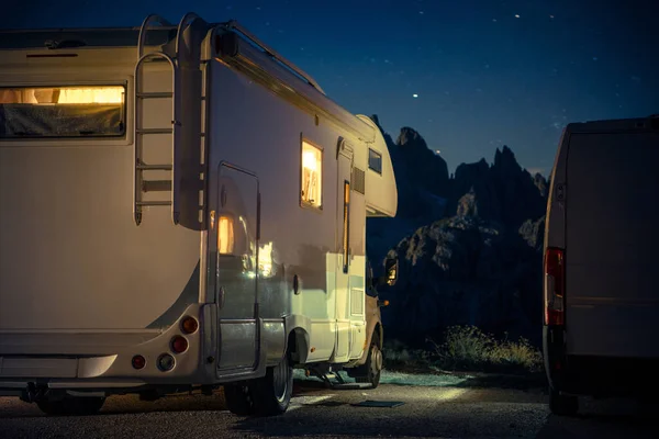 Recreational Vehicle Camper Van Camping Centro Región Alpina Noche Camping — Foto de Stock