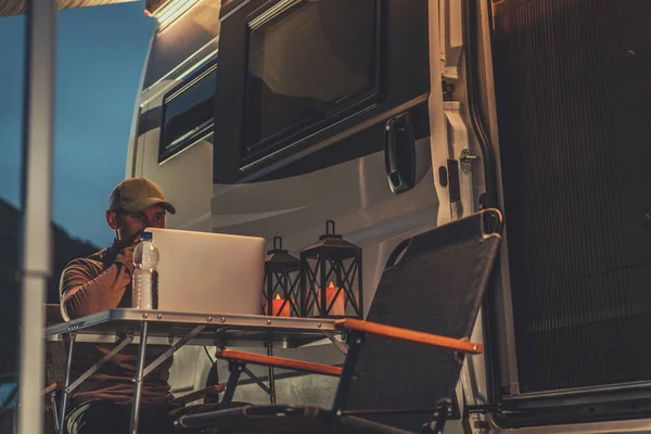 Hombres Caucásicos Años Haciendo Trabajo Marketing Línea Junto Camper Van — Foto de Stock