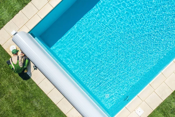 Residential Swimming Pool Techniker Reinigung Skimmer Filter Luftaufnahme Freizeitwirtschaft — Stockfoto