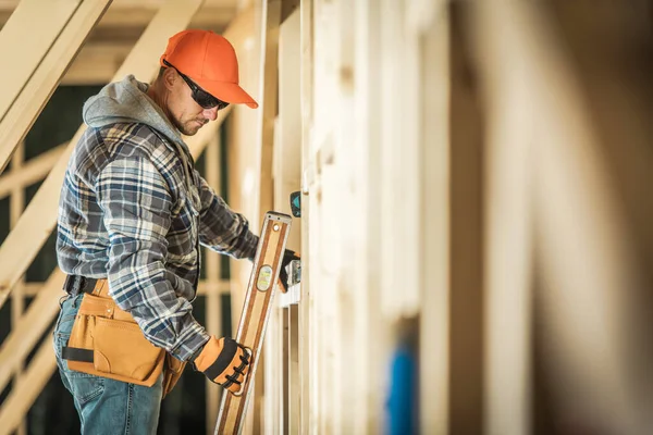 Vit Byggentreprenör Arbetare Årsåldern Med Spirit Level Hand Och Trä — Stockfoto