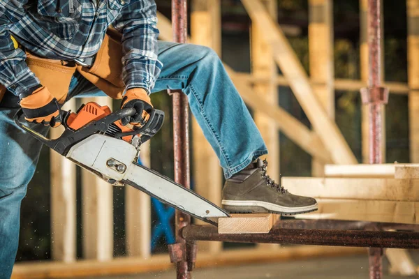 Bauunternehmer Schneidet Holzbretter Mit Leistungsstarkem Motorsägen Werkzeug Holzskelettstruktur Des Wohngebäudes — Stockfoto