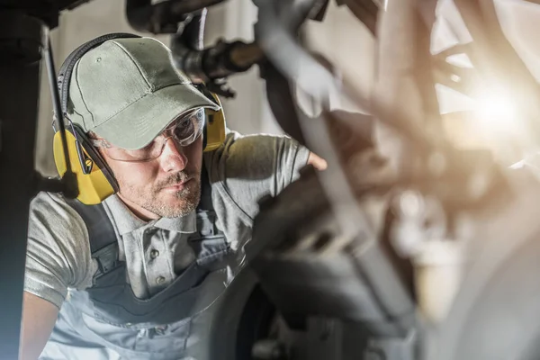 Tecnico Dell Industria Automobilistica Caucasica Sulla Quarantina Indossando Occhiali Sicurezza — Foto Stock