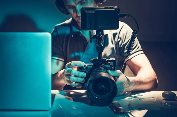 Operador Câmera Digital Caucasiano Usando Headphone Revendo Material Vídeo Exibição — Fotografia de Stock