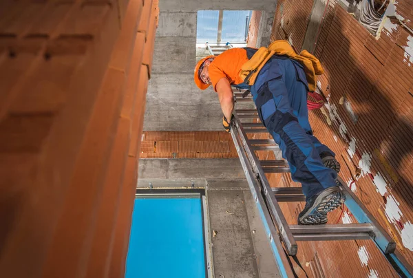 Caucasian Construction Contractor Worker His 40S Ladder Newly Constructed Building — Stock Photo, Image