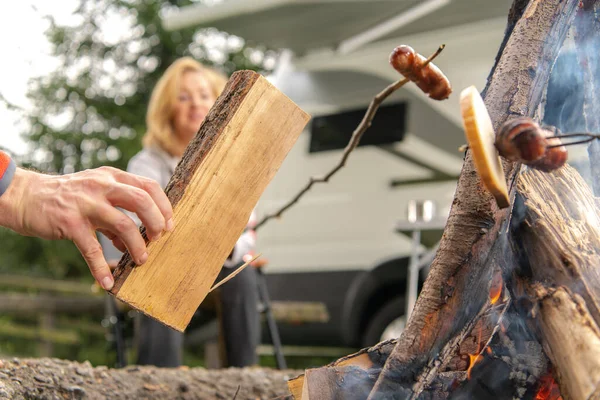 Quarante Ans Hommes Caucasiens Nourrissant Feu Camp Avec Bois Frais — Photo