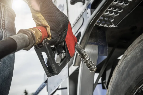 Chauffeur Camion Portant Des Gants Sécurité Tenant Buse Pompe Carburant — Photo