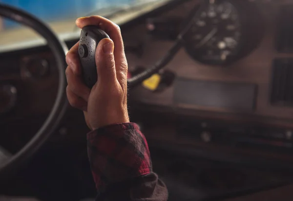 Camionero Caucásico Comunicarse Con Otros Conductores Camiones Convoy Través Radio — Foto de Stock