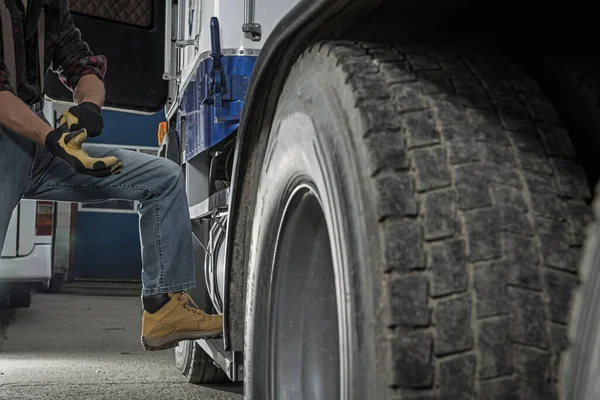 Der Kaukasische Lastwagenfahrer Oder Trucker Die Bereitet Seinen Sattelzug Oder — Stockfoto