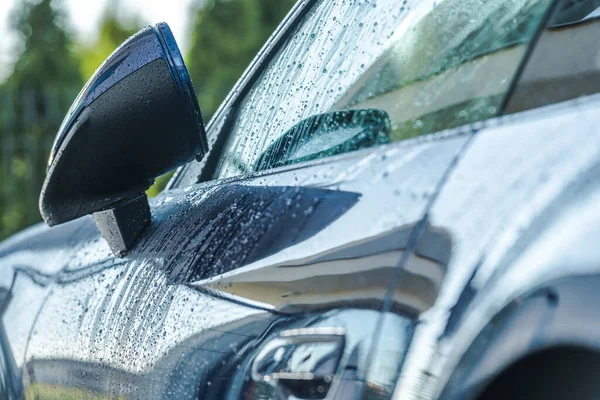 在洗车后近距离观察现代深蓝色车辆的湿气 汽车工业 — 图库照片
