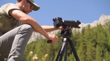 Telephoto mercekli Profesyonel Dijital Kamera kullanarak Açık Hava Fotoğrafları Çeken Adamlar.