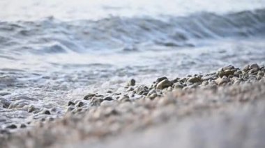 Ocean Front Tide ve Rocky Beach. Yavaş Çekimde Sahil Teması.