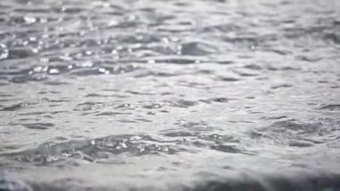 Denizin sakinliği. Yavaş Çekimde Sakin Saha Suyu