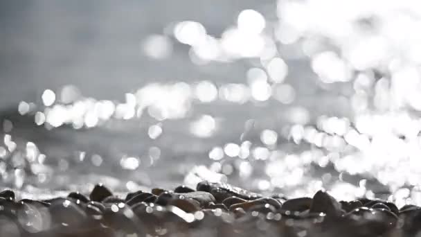 Rocas Blancas Playa Guijarros Reflejos Del Sol Agua Mar — Vídeos de Stock