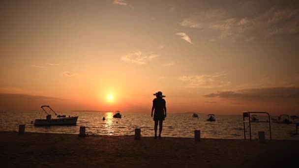 Mulher Caucasiana Casa Dos Anos Desfrutar Marina Sunset Durante Férias — Vídeo de Stock