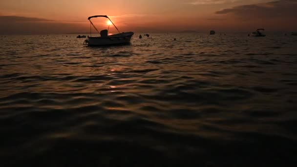 Pequenos Barcos Marina Durante Pôr Sol Câmera Lenta Verão Cenário — Vídeo de Stock