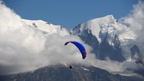 Pomalý Pohyb Záběry Paraglider Jeho Větru Horách Krajiny Pozadí — Stock video