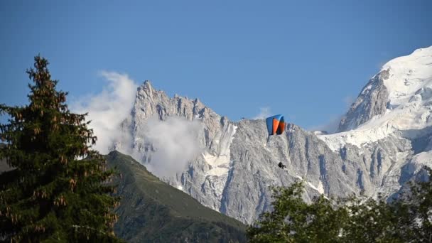 Αλεξίπτωτο Θέμα Extreme Sport Αλεξίπτωτο Και Τοπίο Των Καλοκαιρινών Βουνών — Αρχείο Βίντεο