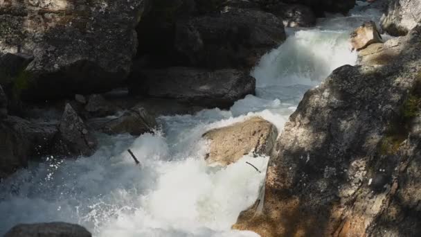 Rush Mountain River Över Klippig Säng Långsamma Rörelser Film — Stockvideo