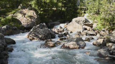 Alp Dağı Akıntısı Rocky Arazisi 'nde Yavaş Hareket Ediyor. İtalyan Alpleri.