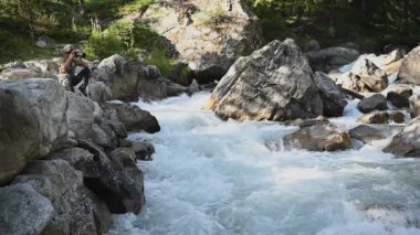 Beyaz fotoğrafçı 40 'lı yaşlarda. Profesyonel dijital kamera kullanarak fotoğraf çekmenin tadını çıkarıyor.