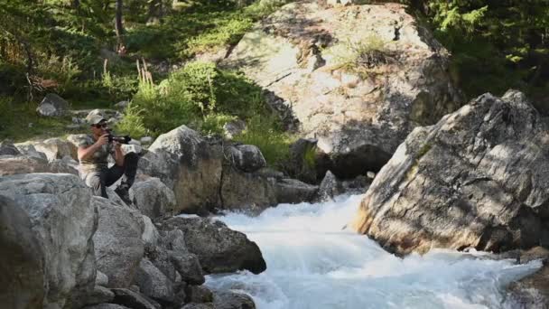 Fotógrafo Natureza Caucasiano Tirando Fotos Frente Mountain River Câmera Lenta — Vídeo de Stock