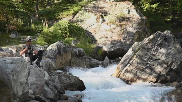 Fotografia Caucasiana Passatempos Seus Anos Tirando Fotos Mountain River Câmera — Vídeo de Stock