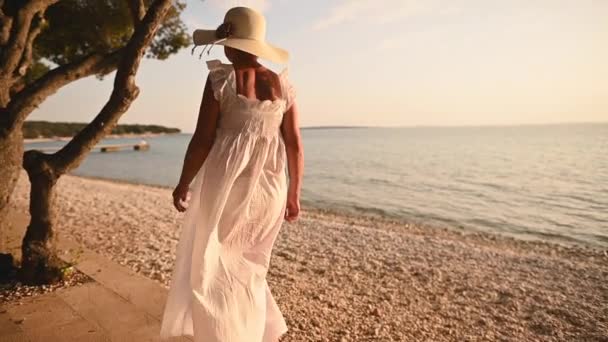 Blanke Gepensioneerde Vrouw Die Plezier Heeft Haar Pensioen Vakantie Slow — Stockvideo