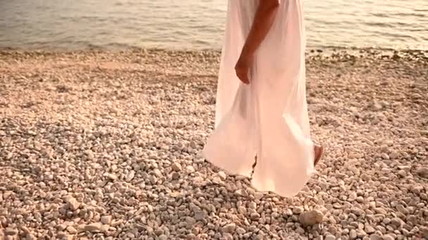 Mulher Caucasiana Andando Rocky Beach Durante Suas Férias Corpo Inferior — Vídeo de Stock