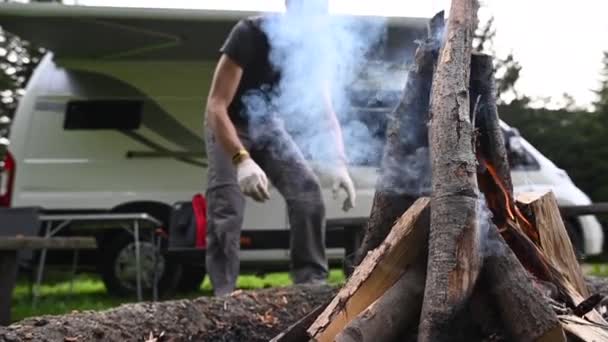 Slow Motion Filmación Del Camping Pitch Campfire Time Con Autocaravana — Vídeo de stock