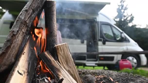 Slow Motion Πλάνα Των Αυτοκινούμενων Camper Van Και Campfire Στο — Αρχείο Βίντεο
