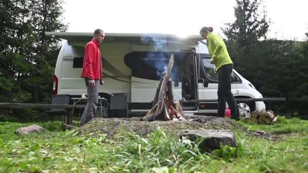 Caucásico Joven Pareja 40S Fabricación Fogata Frente Caravana Autocaravana — Vídeo de stock