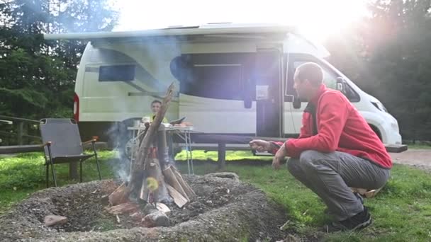 Kaukasisch Jong Stel Hangend Bij Het Kampvuur Camping Fun — Stockvideo