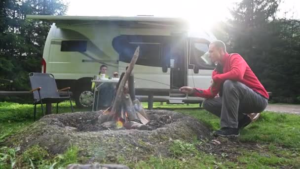Καυκάσιος Ζευγάρι Ξοδεύουν Χρόνο Μαζί Ένα Camping Τροχόσπιτο Τους — Αρχείο Βίντεο