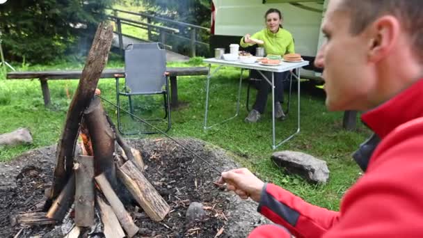 Joven Pareja Caucásica Sus Pasando Buen Rato Camping Con Autocaravana — Vídeo de stock