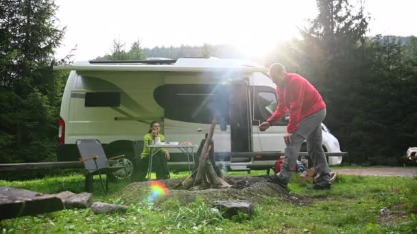 Rvレクリエーションカーキャンパーヴァンロードトリップキャンプファイヤーでキャンプ キャンプ場のカップル — ストック動画
