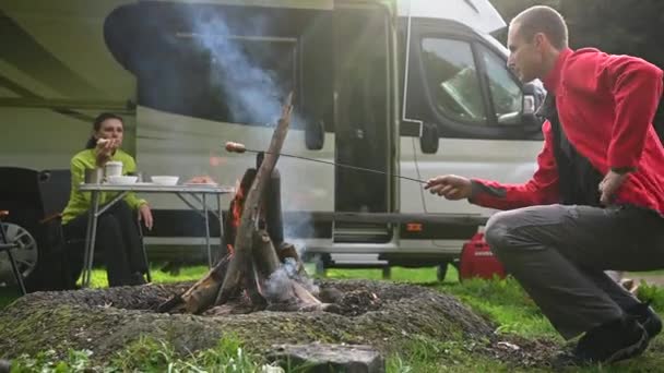 Kaukasisch Paar Maken Camping Food Voorkant Van Campfire Park Theme — Stockvideo