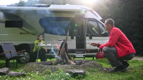 Tre Vita Vänner Årsåldern Har Roligt Campingplats Med Husbil Husbil — Stockvideo