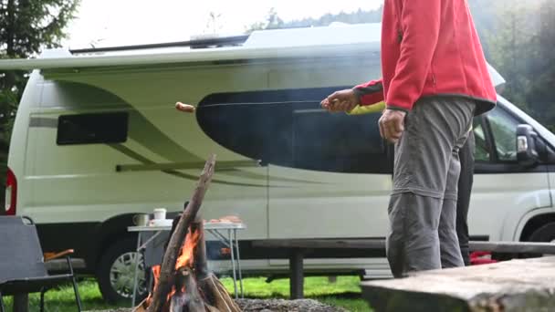 Pareja Caucásica Cocina Salchicha Polaca Camping Fogata Frente Autocaravana Autocaravana — Vídeos de Stock