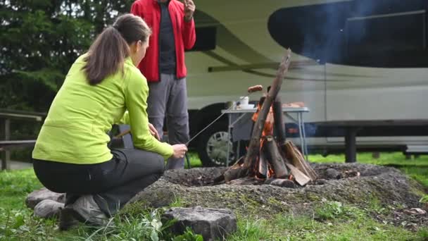 Par Matlagning Korv Camping Campfire Framför Deras Moderna Husbil Fritidsfordon — Stockvideo