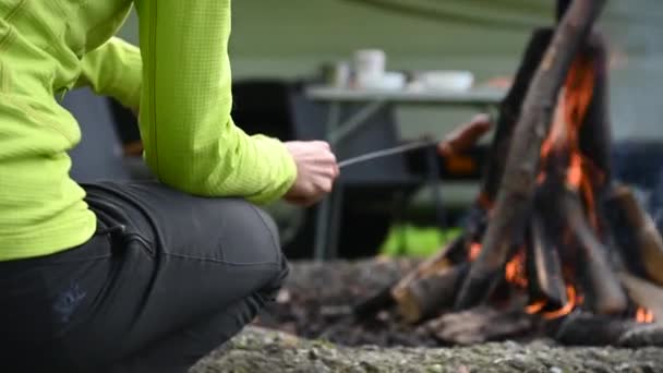 Mujer Caucásica Cocinando Comida Fogata Frente Camioneta Autocaravana Primer Plano — Vídeo de stock