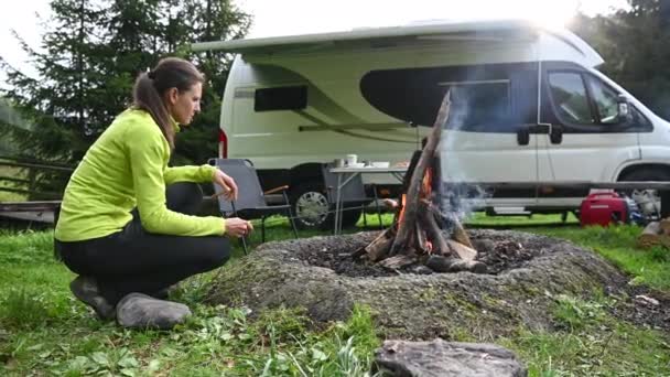 Kaukasische Frau Ihren Dreißigern Bereitet Essen Lagerfeuer Während Sie Zeit — Stockvideo