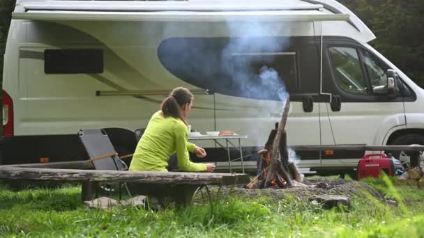 30代の女性はキャンプで一人で過ごす 料理と自然を楽しむ Rvロードトリップのテーマ — ストック動画