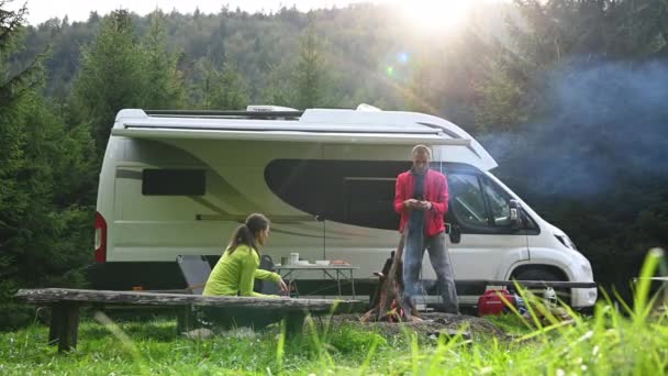 Kaukasiska Par Årsåldern Spenderar Helgen Campingplats Tema För Road Trip — Stockvideo