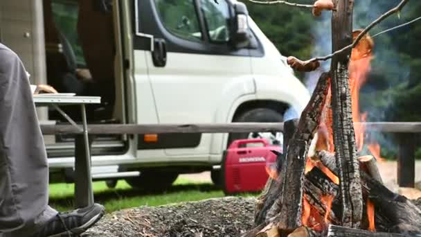 Camping Getaway Gente Cocinando Comida Usando Fogata Pan Cocina Salchichas — Vídeos de Stock