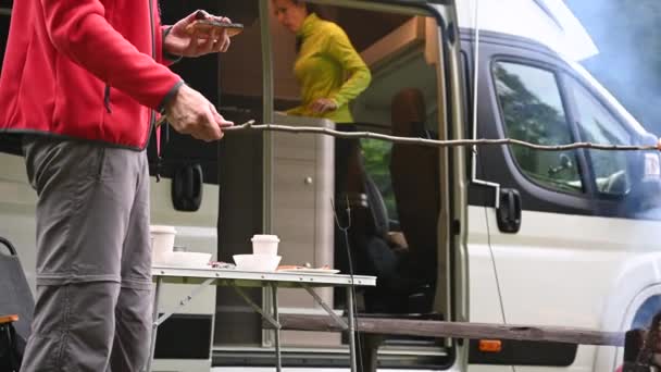 Jonge Blanke Echtpaar Besteedt Hun Vrije Zomertijd Aan Kamperen Camper — Stockvideo